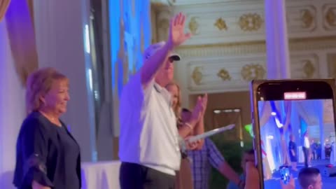 🔥President Trump dances with a group of moms at Mar-A-Lago