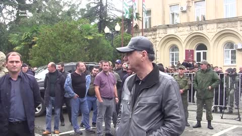 Жесткий разговор митингующих с Сергеем Шамба и Бадрой Гунба