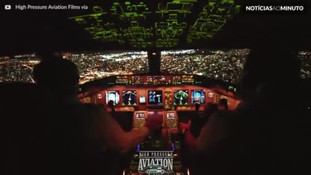 Incrível pouso em Nova Iorque visto da cabine do piloto