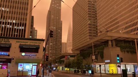 San Francisco se cubre con un cielo naranja apocalíptico por la mezcla de humo y niebla