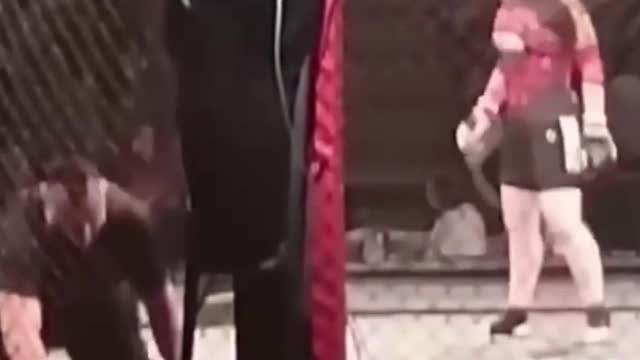 Girl cage fight kick knockout #fighting, #fights, #MMA, #UFC, #girlfight, #cagefightgirl,