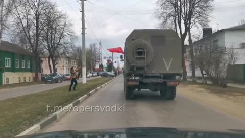 Obyvatelé Dmitrovky vítají ruské vojáky s prapory a jídlem