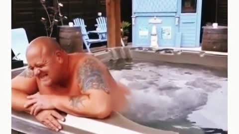 homen-peidando-na-piscina sem vergonha nenhuma