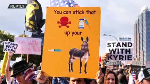 USA: Protesters rally in NYC in support of Kyrie Irvings refusal to get vaccinated - 24.10.2021