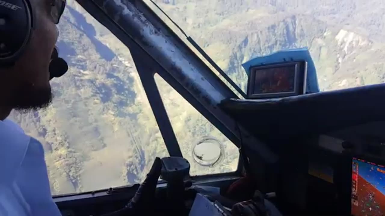 Twin Otter landing in one of most dangerous airport in papua...BEOGA Airstrip..