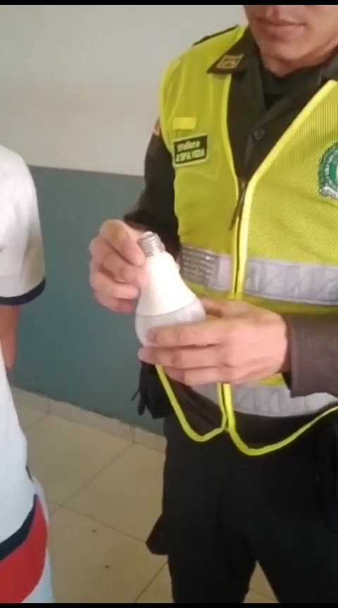 Capturan a hombre que llevaba droga en un bombillo
