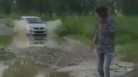 Como não se molhar quando um carro passa nas possas de água na estrada