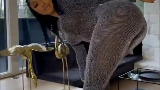 WONDERFUL LADY DANCING