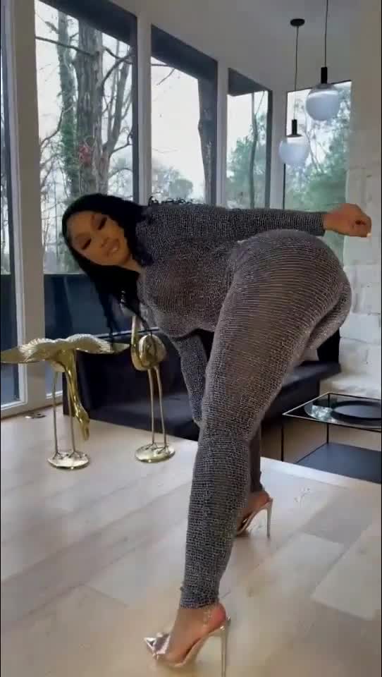 WONDERFUL LADY DANCING