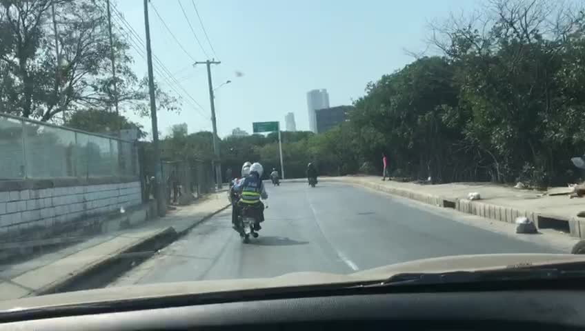 Video: taxista arrolló a agente de transito