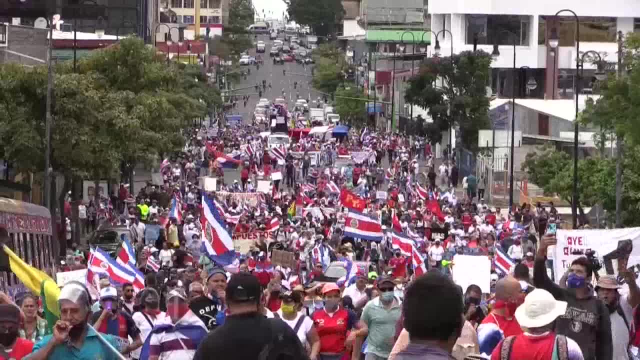 Policía y manifestantes se enfrentan cerca de Casa Presidencial en Costa Rica