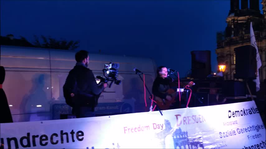 DRESDEN - FREEDOM DAY, 30 10 2021, Theaterplatz - Yann Song King, Pandemie Charts