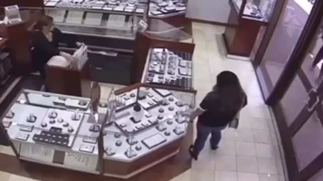 JEWELRY HEIST STOPPED BY EMPLOYEES IN CALIFORNIA