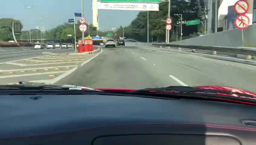 Accelerated a v8 engine in the tunnels of São Paulo!