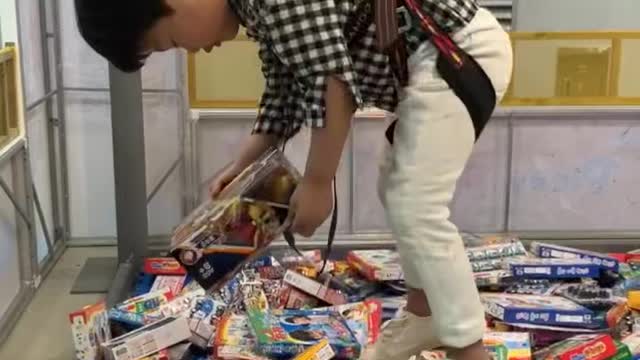 Korea's big human claw machine, kids are picking presents.