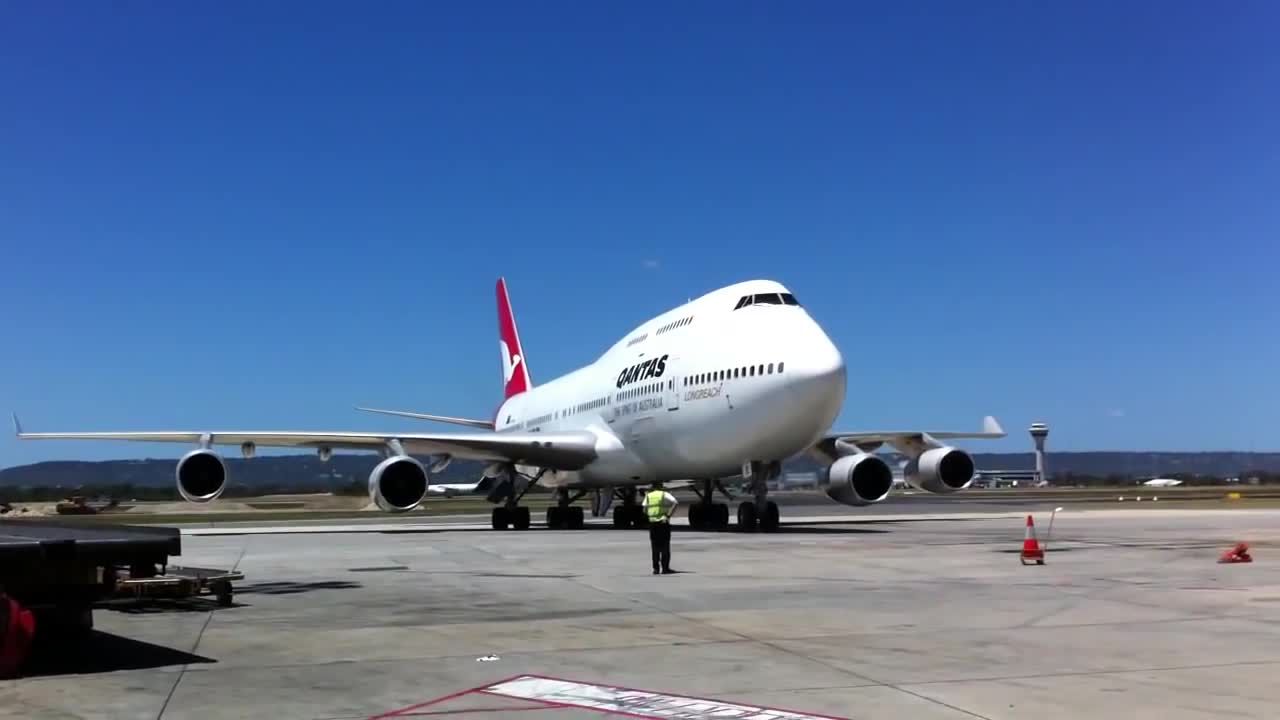 Qantas 747-400 arriving bay 14 Perth Domestic Airport