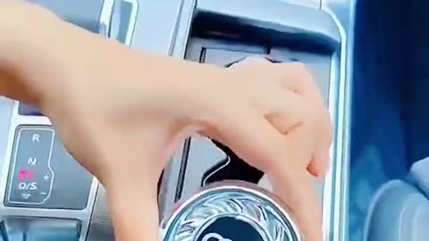 Remove the peculiar smell in the car and keep it in the car