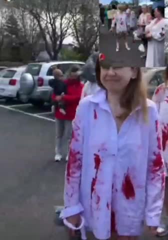 Ukrajinský kompars pro západní média. Do kamery musíš brečet, za slzy je příplatek