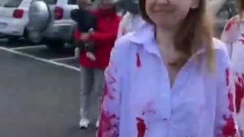 Ukrajinský kompars pro západní média. Do kamery musíš brečet, za slzy je příplatek