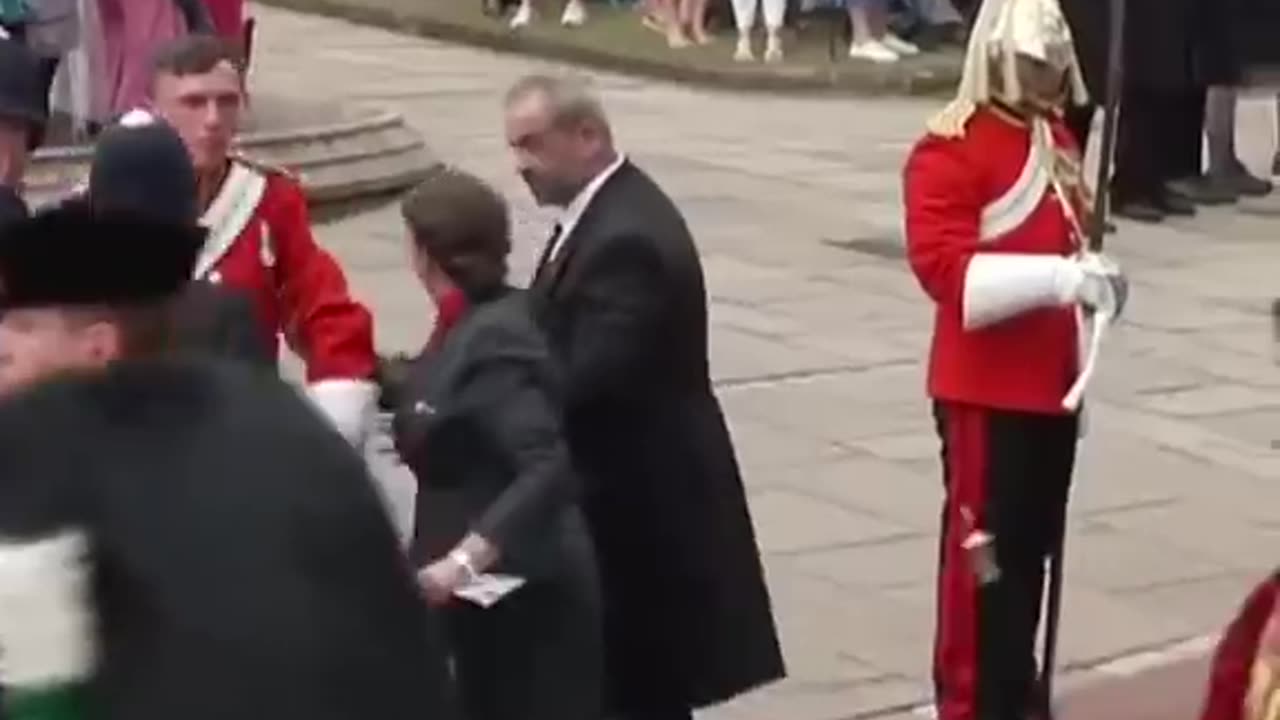 Soldier faints at Windsor Castle