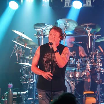 Crankin Yankees sing Firehouse Don't Treat Me Bad at Kountry Bar in Appleton WI