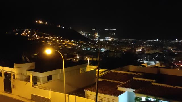 Una vista nocturna de Santa Cruz de Tenerife