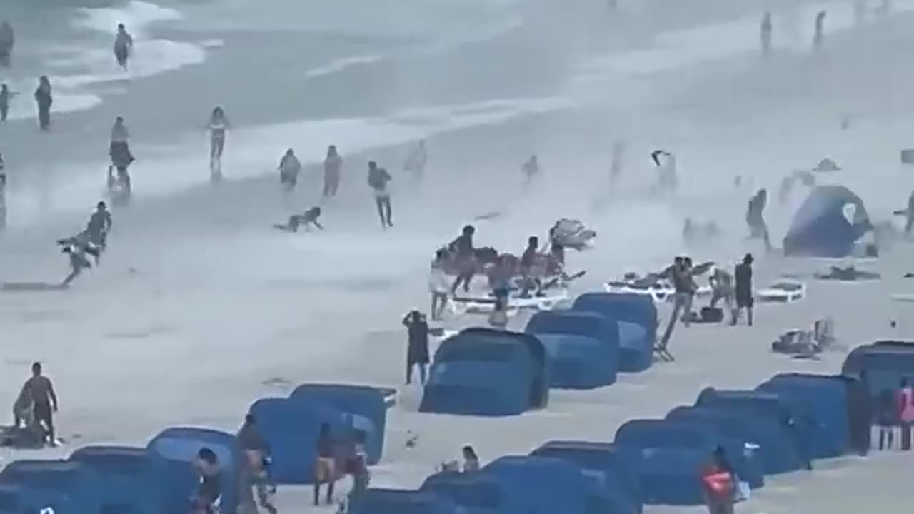 Footage captures waterspout ripping through crowded beach #Shorts