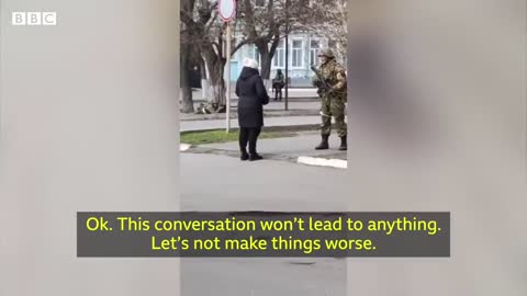 Ukrainian woman confronts armed Russian soldier