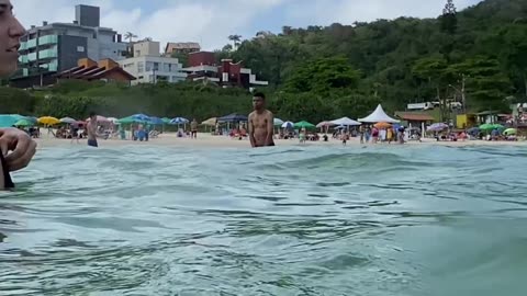 Curtindo uma tarde na praia de Quatro Ilhas, Bombinhas - SC | Som Ambiente