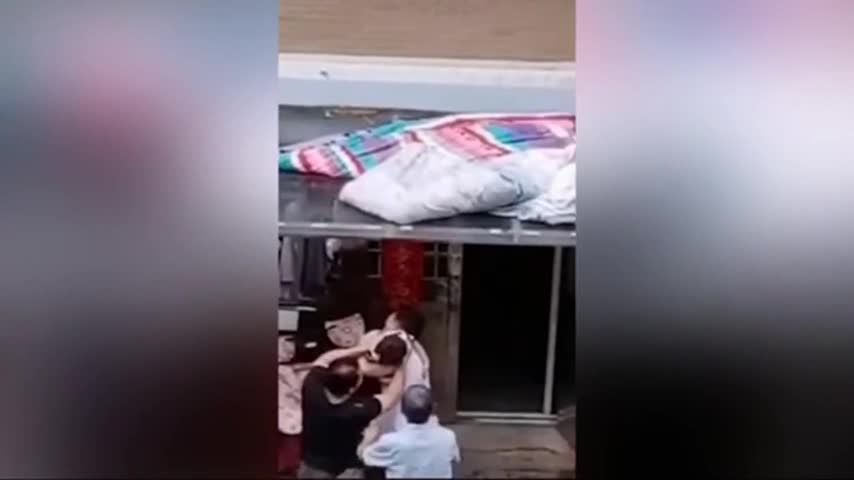 Video: Man uses his bare hands to help a boy who fell from the 5th floor