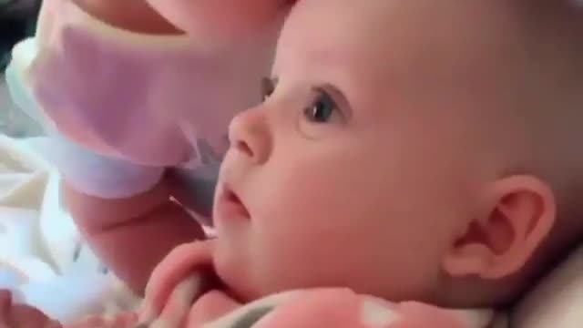 Twin baby girls fight over pacifie