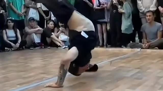 Dança muito.👍