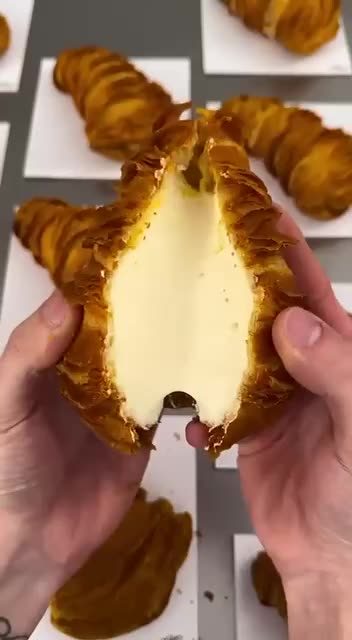 Lemon Cream croissants? 😍😍😍