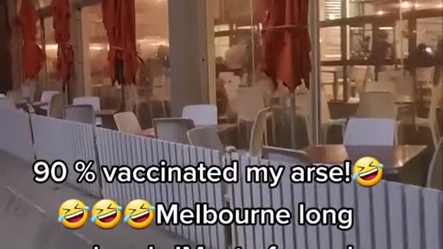Melbourne 90% Vaccinated? - Beach Full, Cafe's Empty