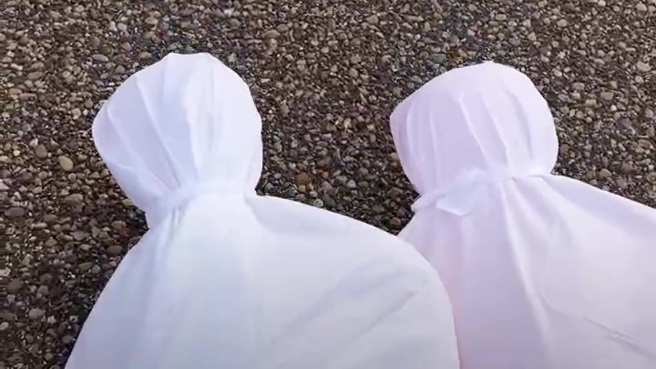 Activists place body bags outside White House to protest Gaza massacres.mp4