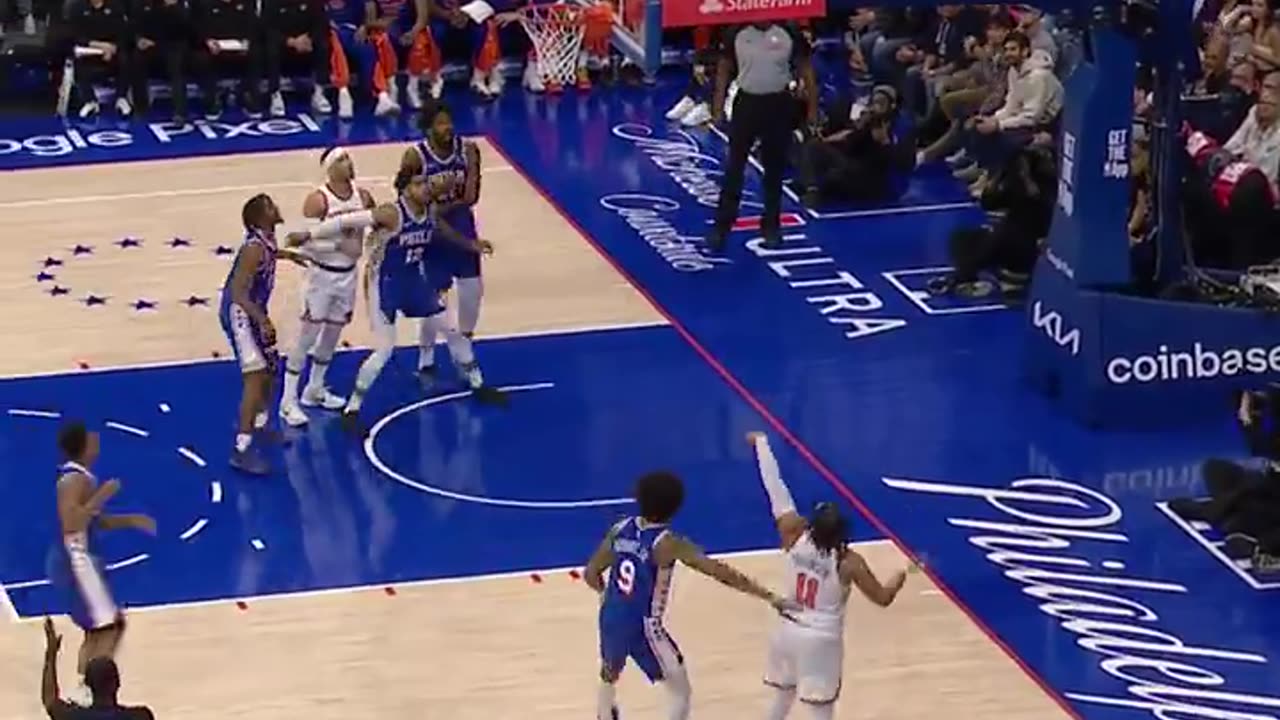 Jalen Brunson hits the corner 3 as both teams trade buckets early in Philly! 📺 Game 3