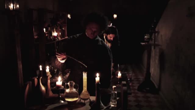 Secret Societies Myths and Realities DOCUMENTARIO parla delle credenze soprannaturali e paranormali (come stregoneria, lupi mannari, magia e vampiri) e pratiche occulte nell'Europa centrale adottati dal regime nazista