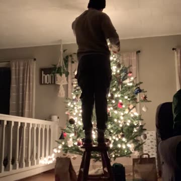 Decorating our Christmas tree (Timelapse)
