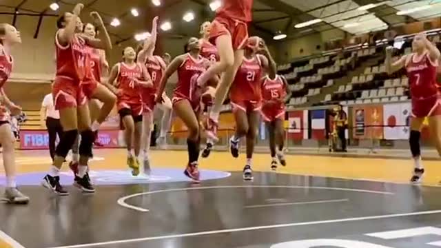 Let's take a look at the dunk in slow motion