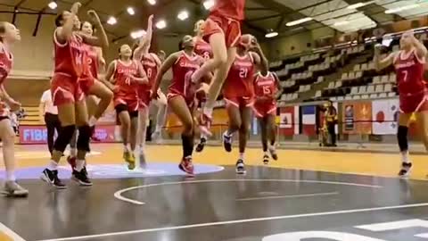 Let's take a look at the dunk in slow motion