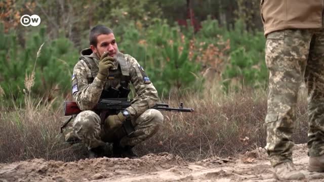 How Ukrainian soldiers prepare for attacks by Russian troops