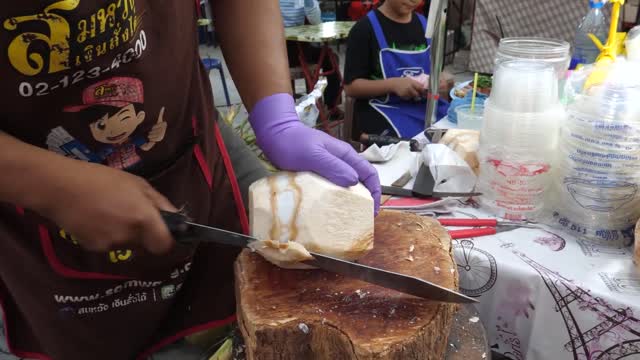 This Man Has an Amazing Coconut Cutting Skills