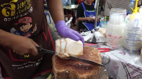 This Man Has an Amazing Coconut Cutting Skills