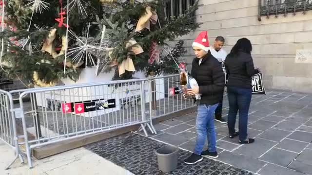 La Resistencia española entrega carbón a Torra en Navidad en el Palacio de la Generalidad