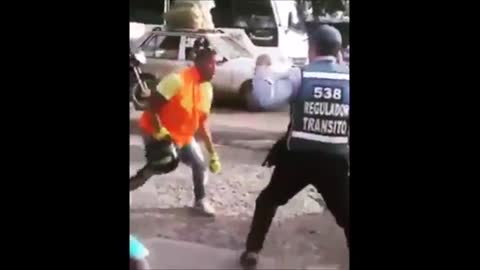 Agente de tránsito se enfrenta a motorizado