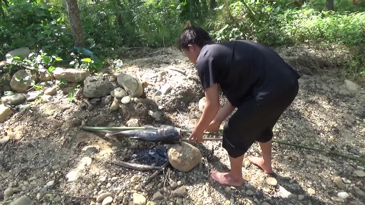 Amazing Fishing Primitive Fishing Skills Catch Big Fish At River - Fishing For Survival