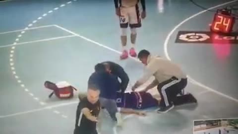 REPENTINITIS SE DESPLOMA JUGADOR BALONCESTO EN CANTABRIA ESPAÑA YOLOSE