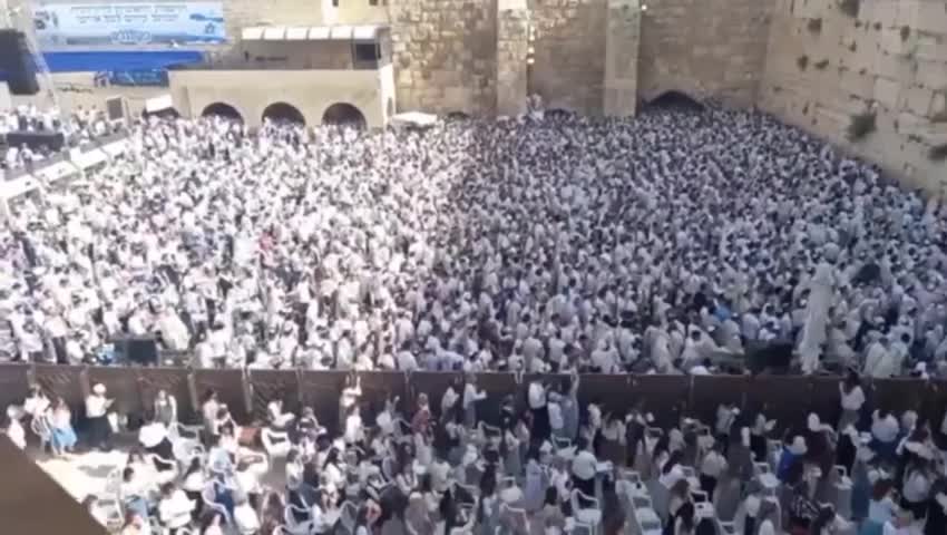 'Jerusalem Day', Palestinians Barricade Themselves in a Mosque and Throw Stones at Police