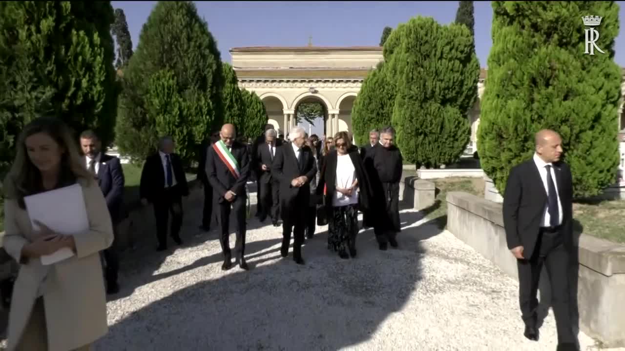 Pontedera - Mattarella depone un cuscino di fiori sulla tomba del Presidente Gronchi