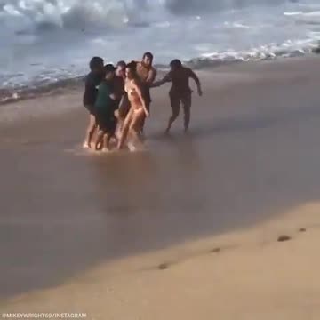 Australian surfer heroically jumped into the water in Hawaii to save a struggling swimmer.